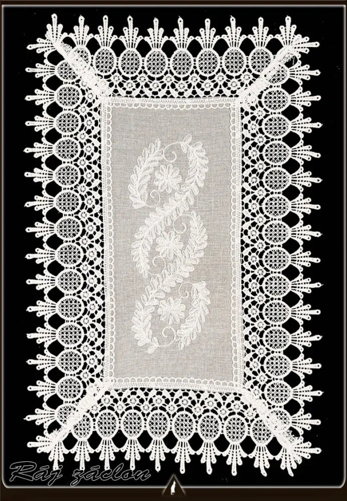 Vyšívaný Ubrus s krajkou 30x45 cm