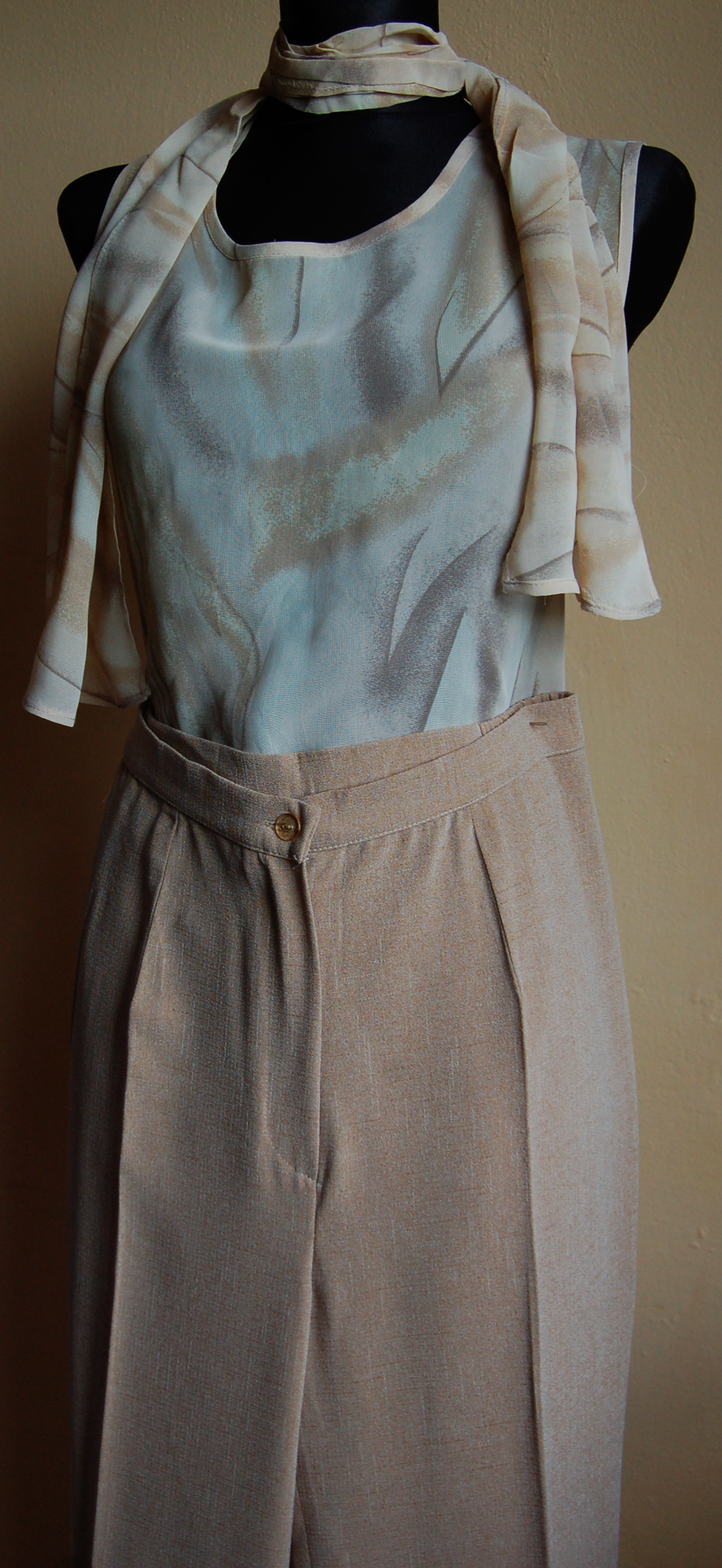 Elegantní dámská halenka bez rukávů - hnědá.