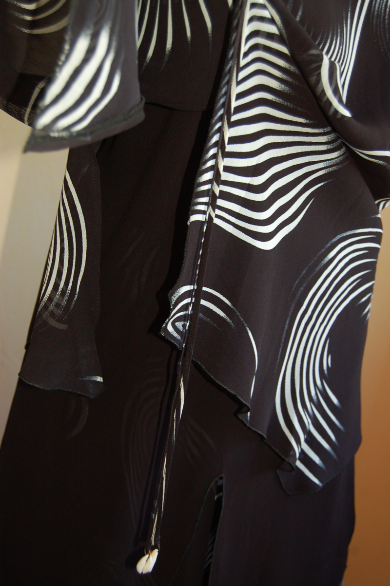 Dámský luxusní kostýmek se sukní - černý.