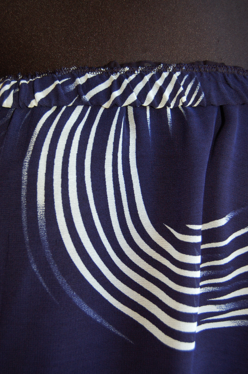 Dámský luxusní kostýmek se sukní - modrý.