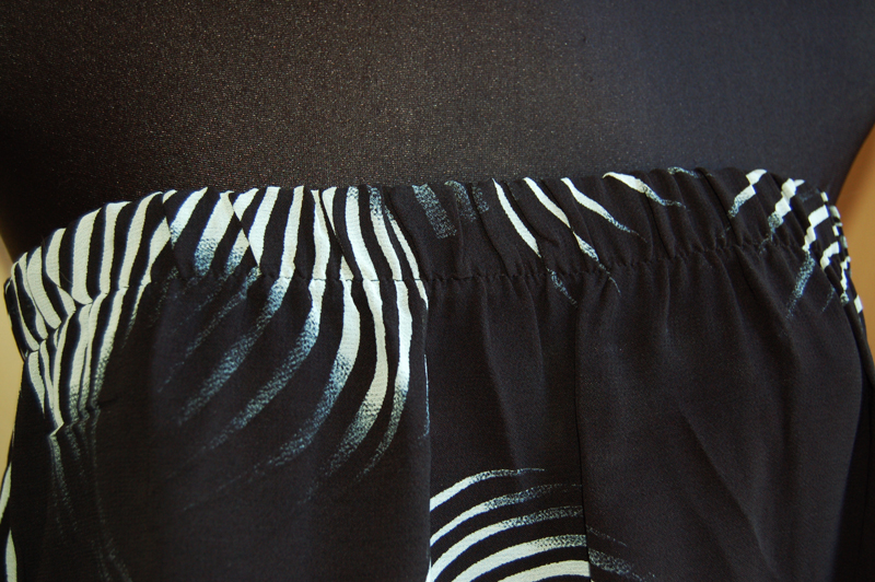 Dámský luxusní kostýmek se sukní - černý.