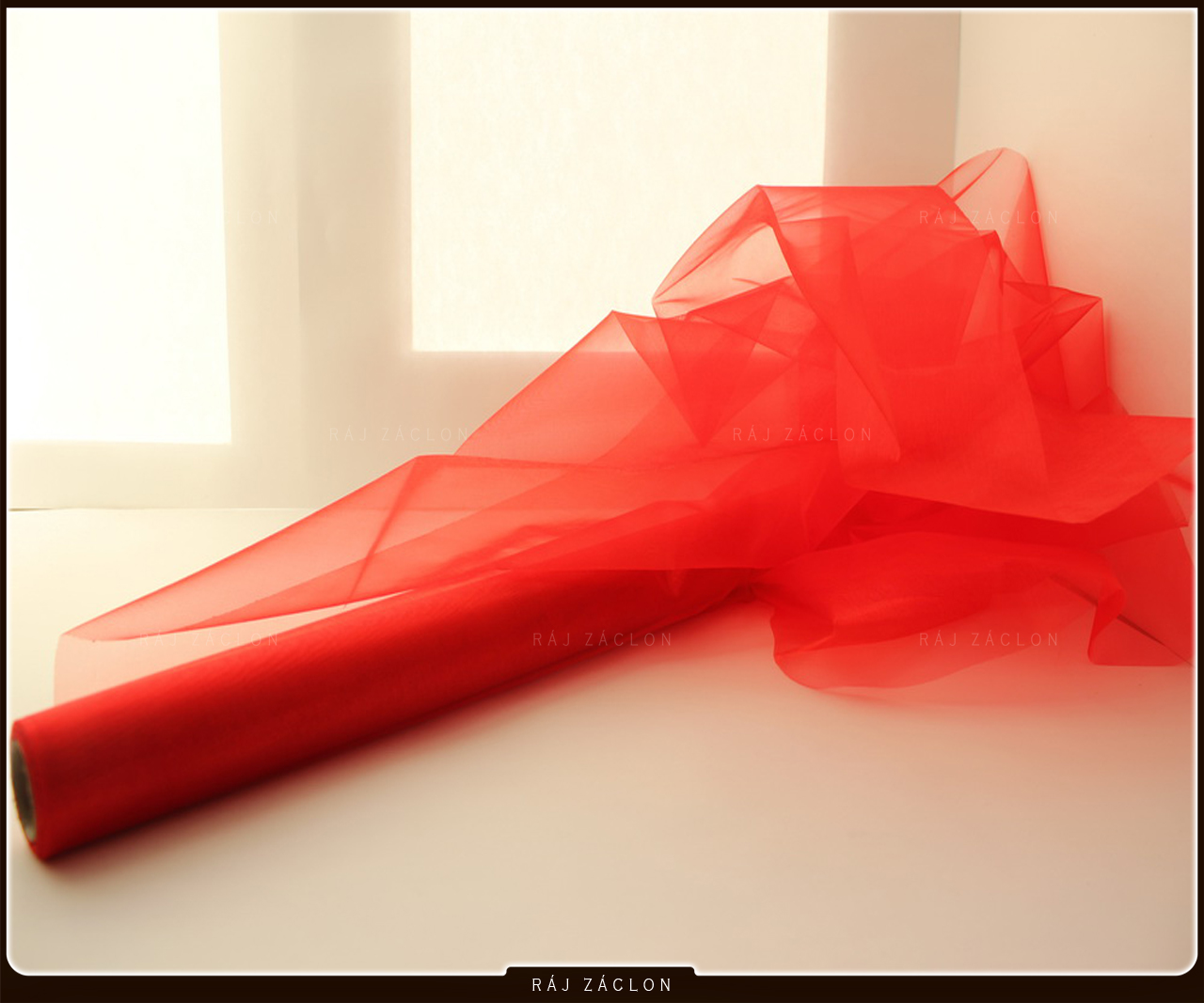 Organza metražová, šířka 150 cm.