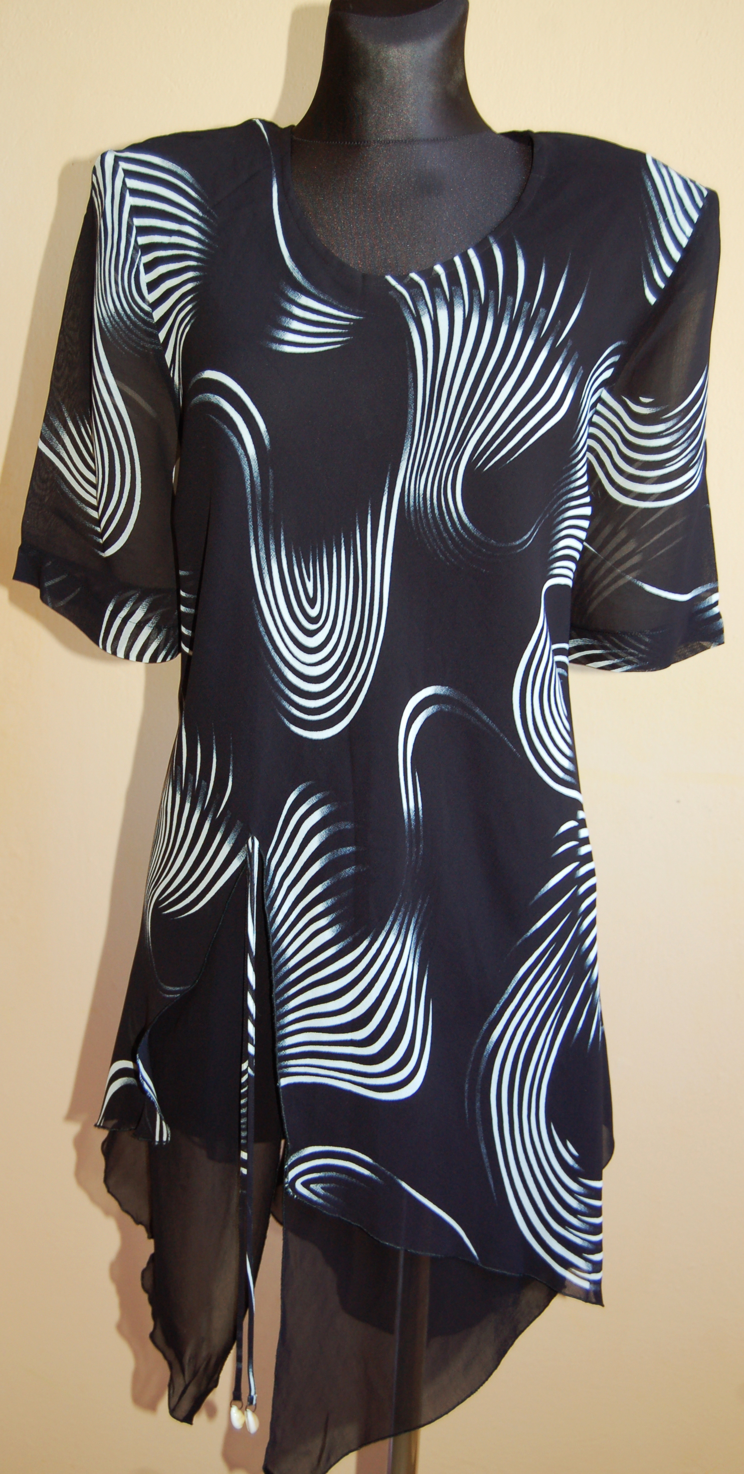 Dámský luxusní kostýmek se sukní - černý.