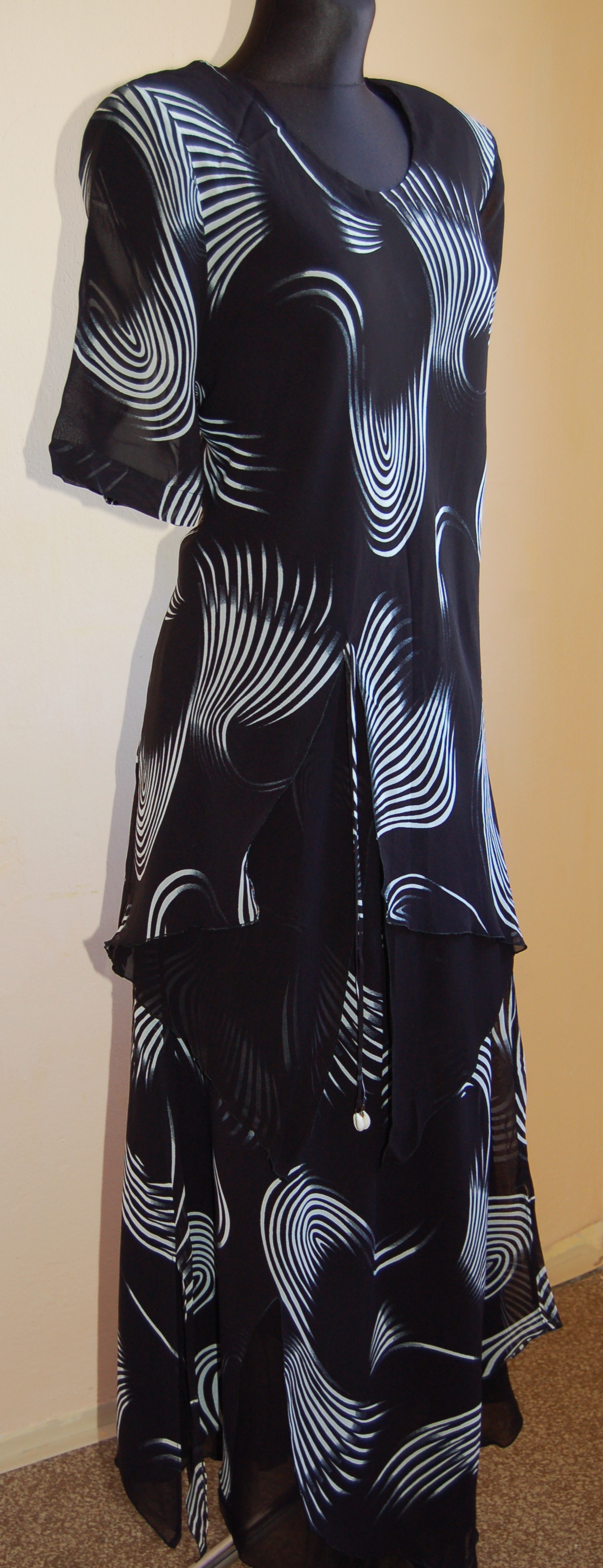 Dámský luxusní kostýmek se sukní - černý.