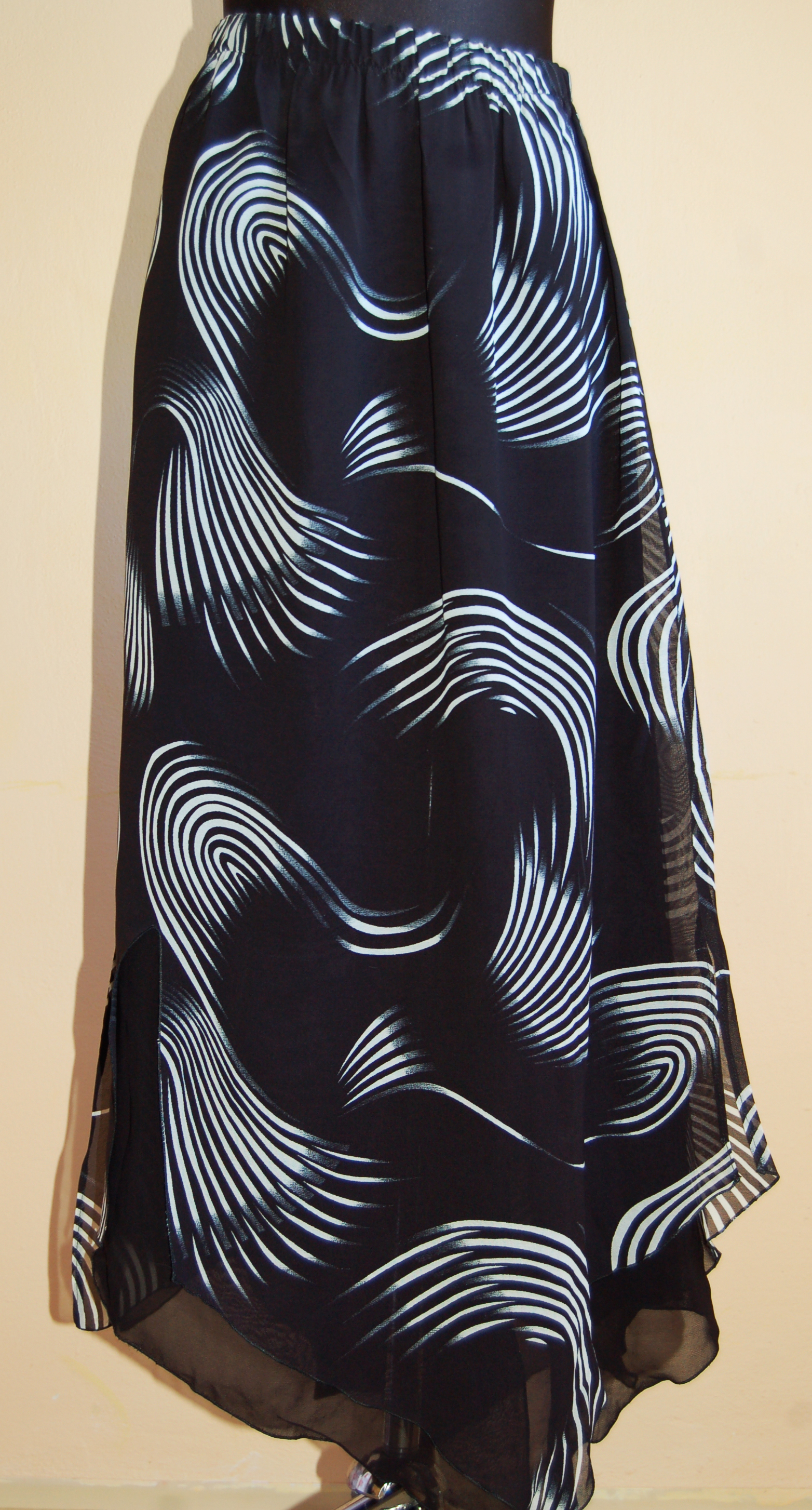 Dámský luxusní kostýmek se sukní - černý.