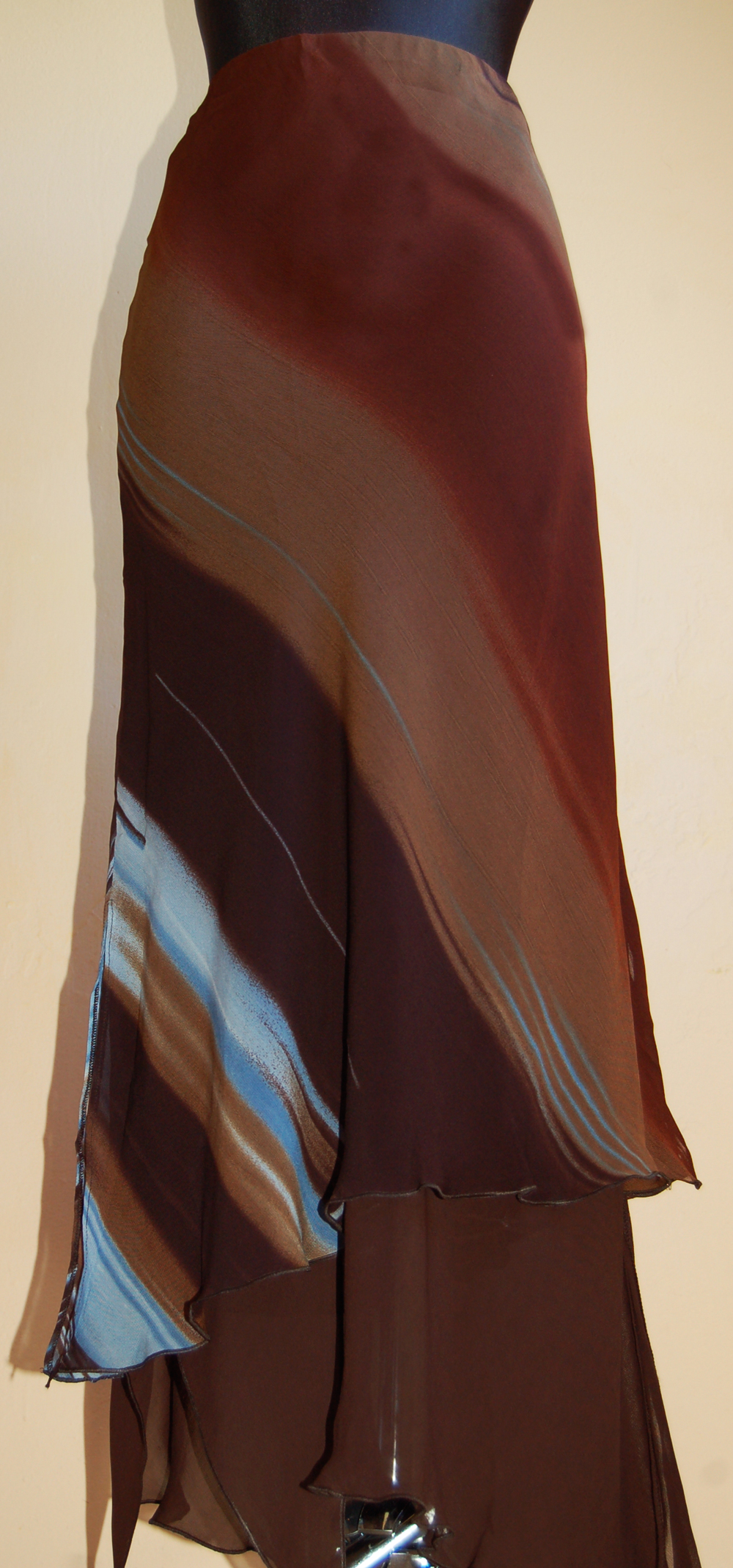 Dámský luxusní kostýmek se sukní - hnědý.