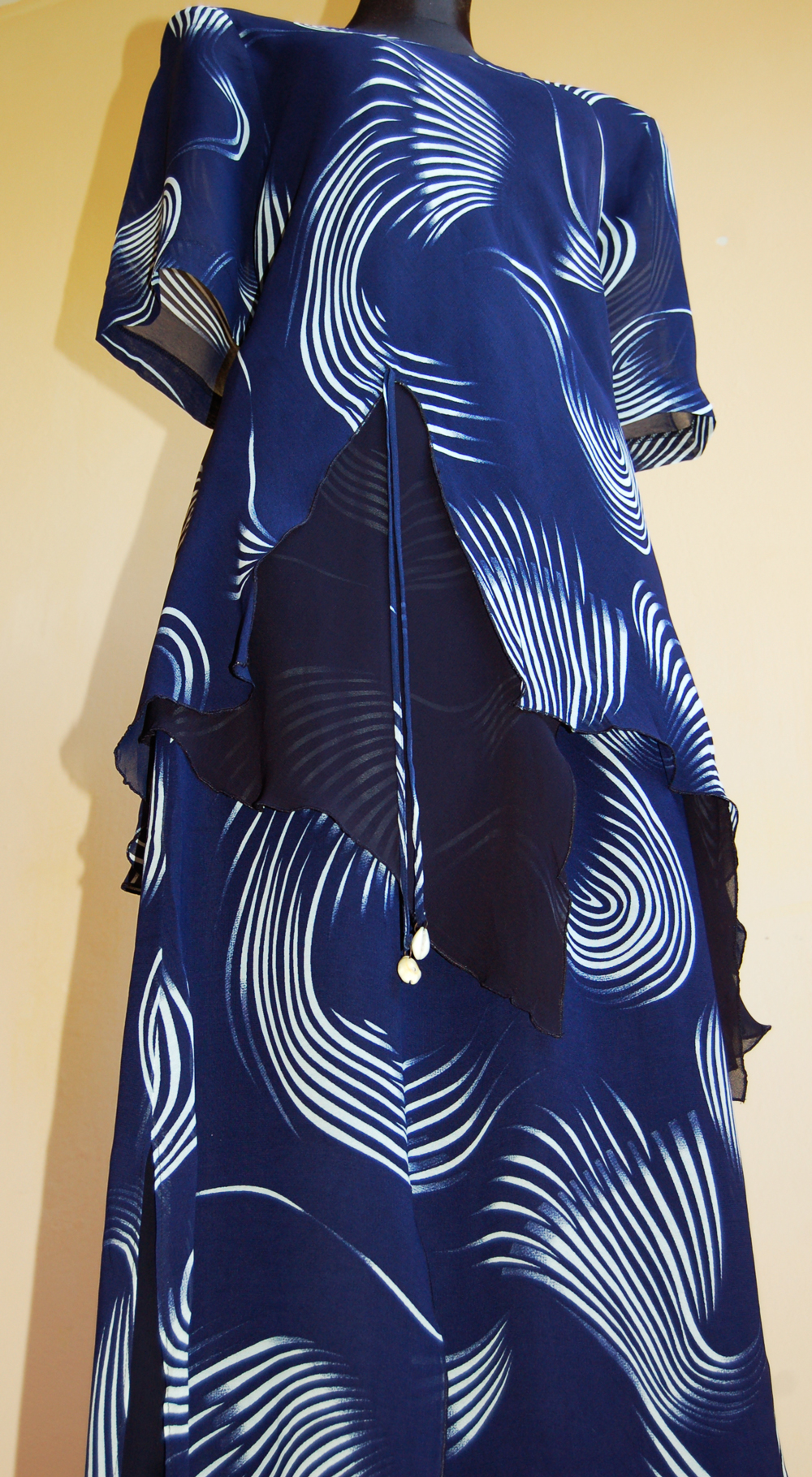 Dámský luxusní kostýmek se sukní - modrý.