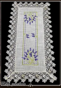 Vyšívaný ubrus Levandule s krajkou 40x85 cm