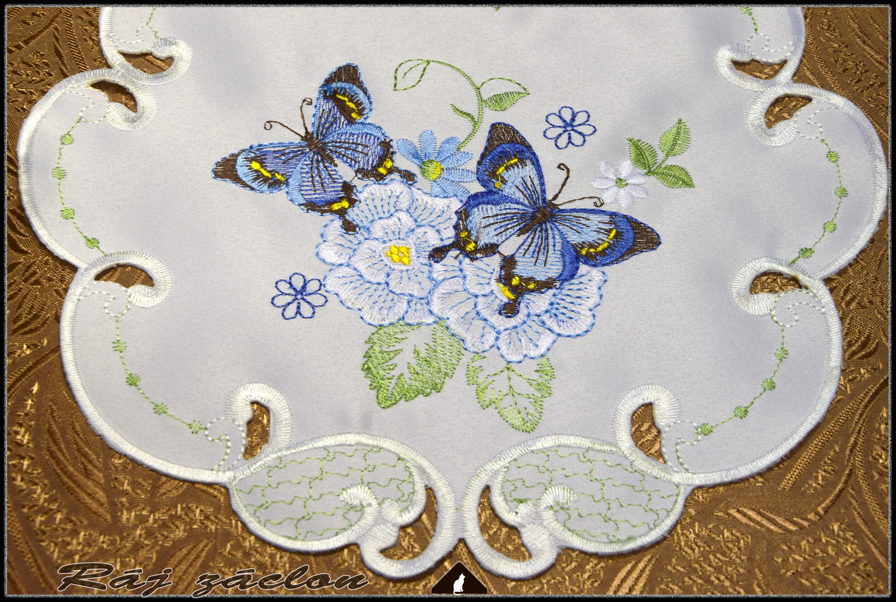 Vyšívaný ubrus kulatý malý  Ø 30cm