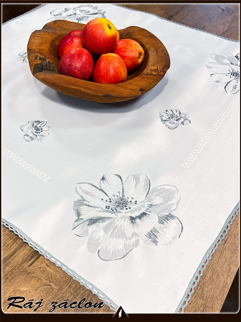 Vyšívaný ubrus 85x85cm