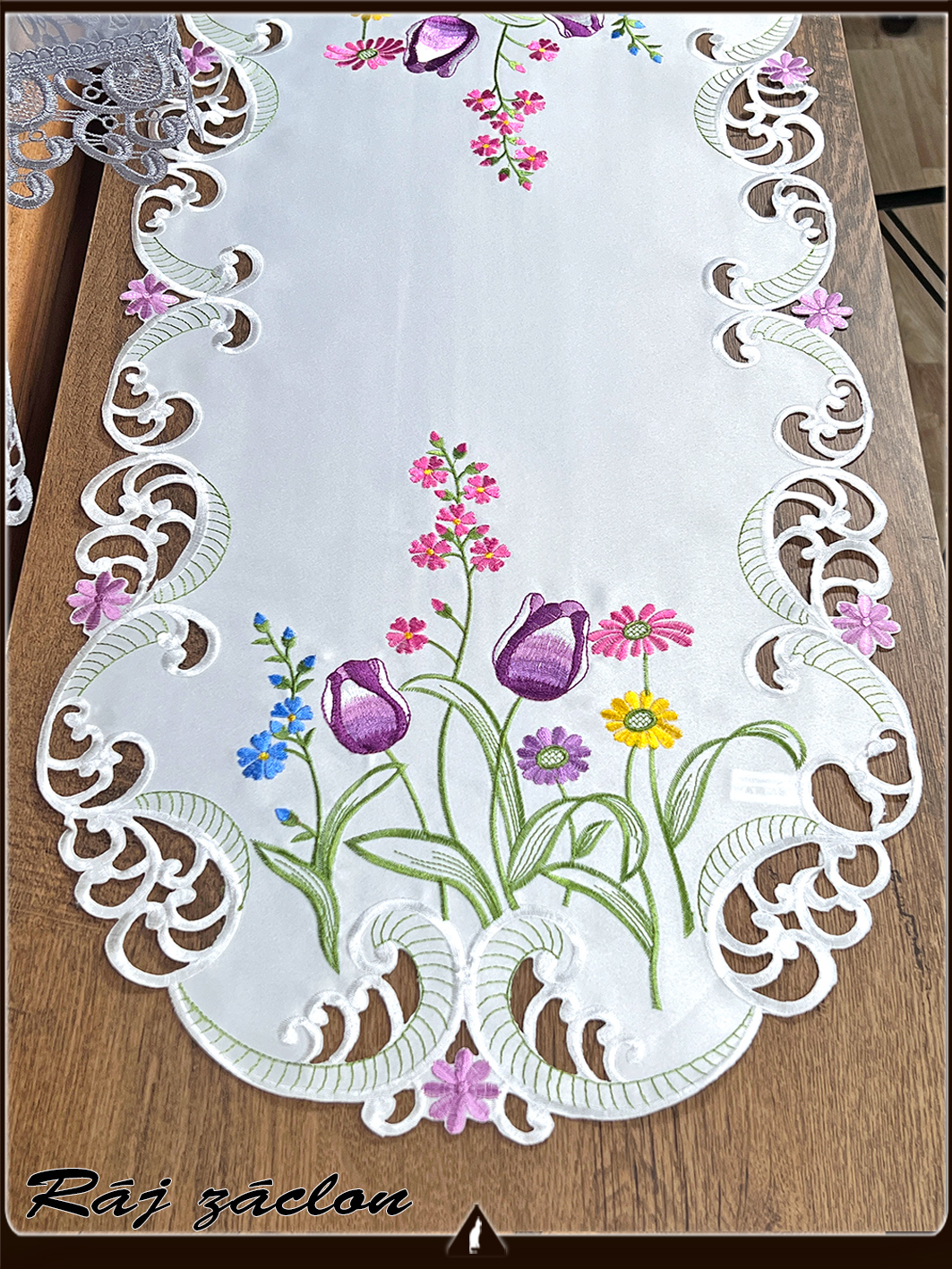 Vyšívaný ubrus - běhoun 40x85 cm