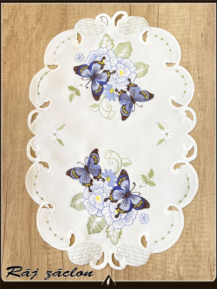 Vyšívaný ubrus 30x45cm - Motýl
