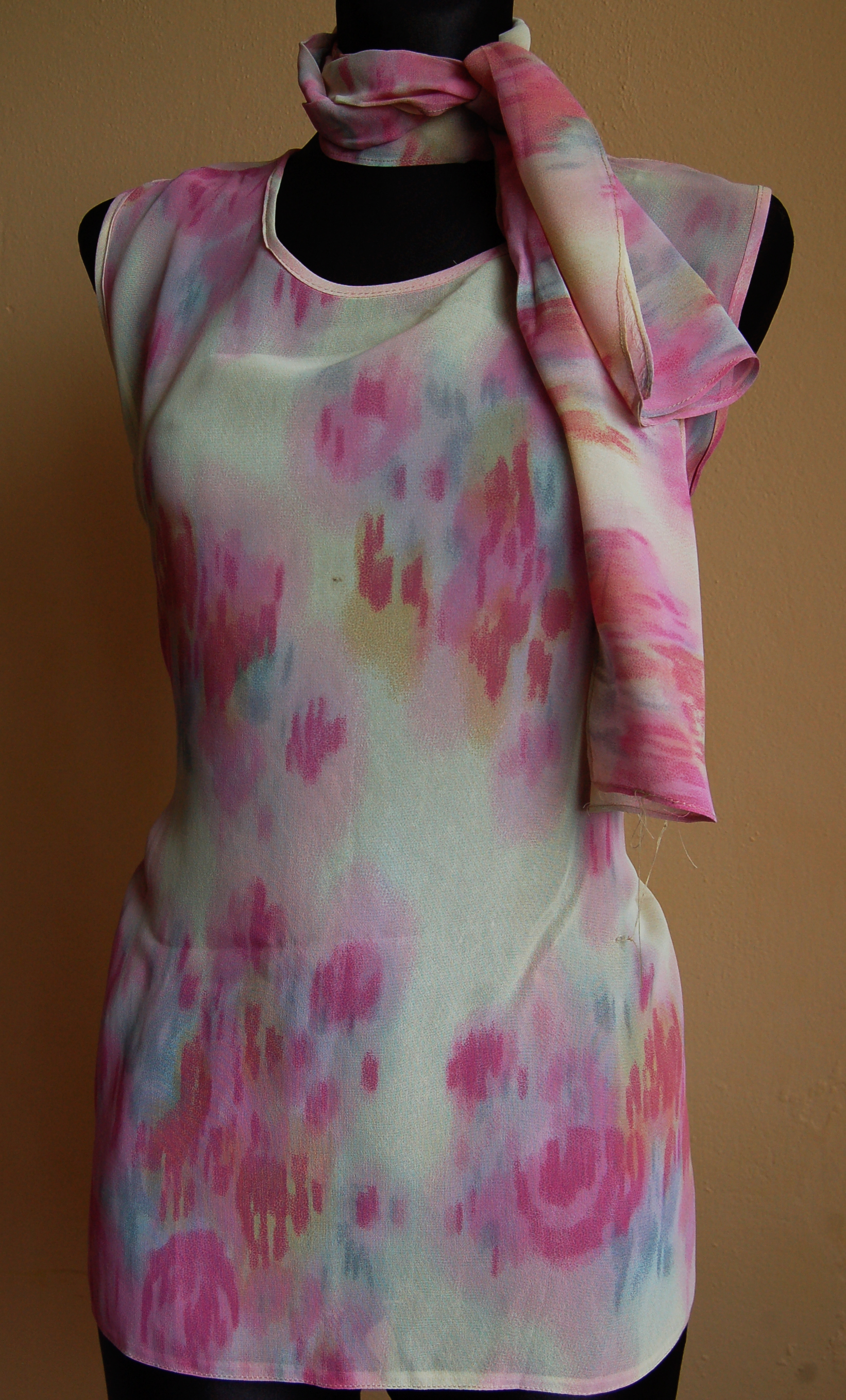 Elegantní dámská halenka bez rukávů - fialová.