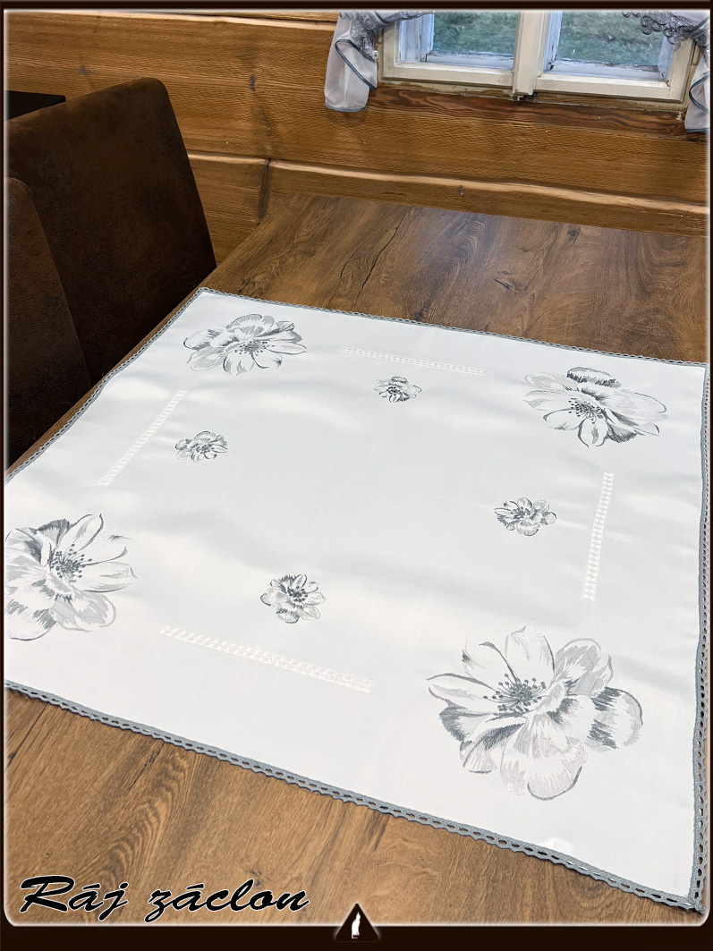 Vyšívaný ubrus 85x85cm