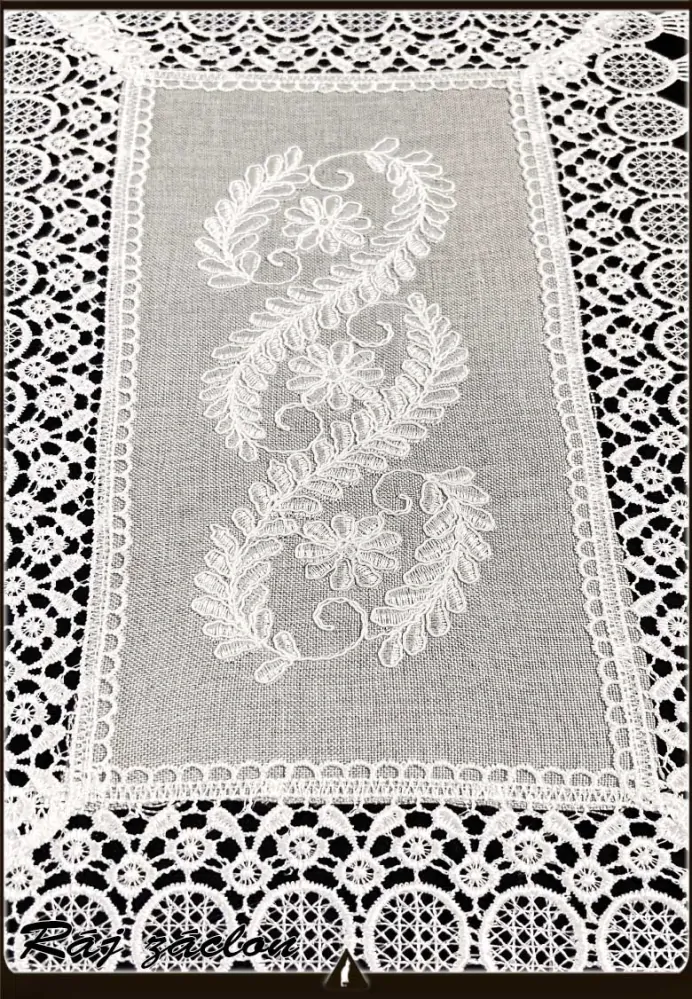 Vyšívaný Ubrus s krajkou 30x45 cm
