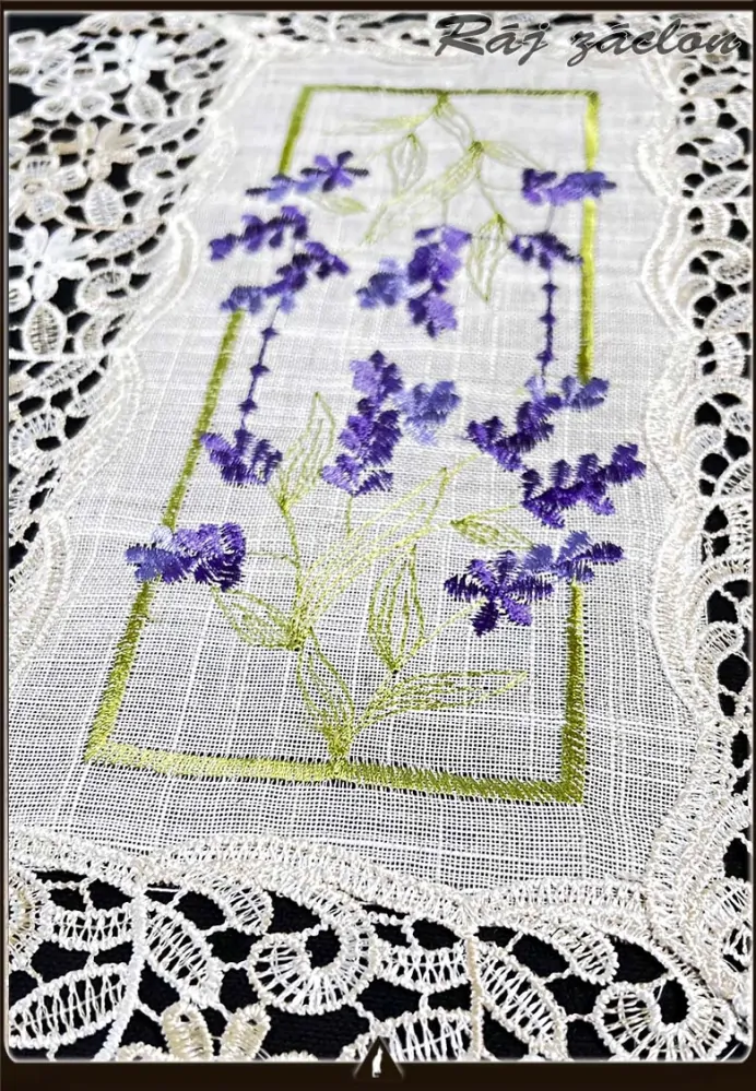 Vyšívaný ubrus Levandule s krajkou 30x45 cm
