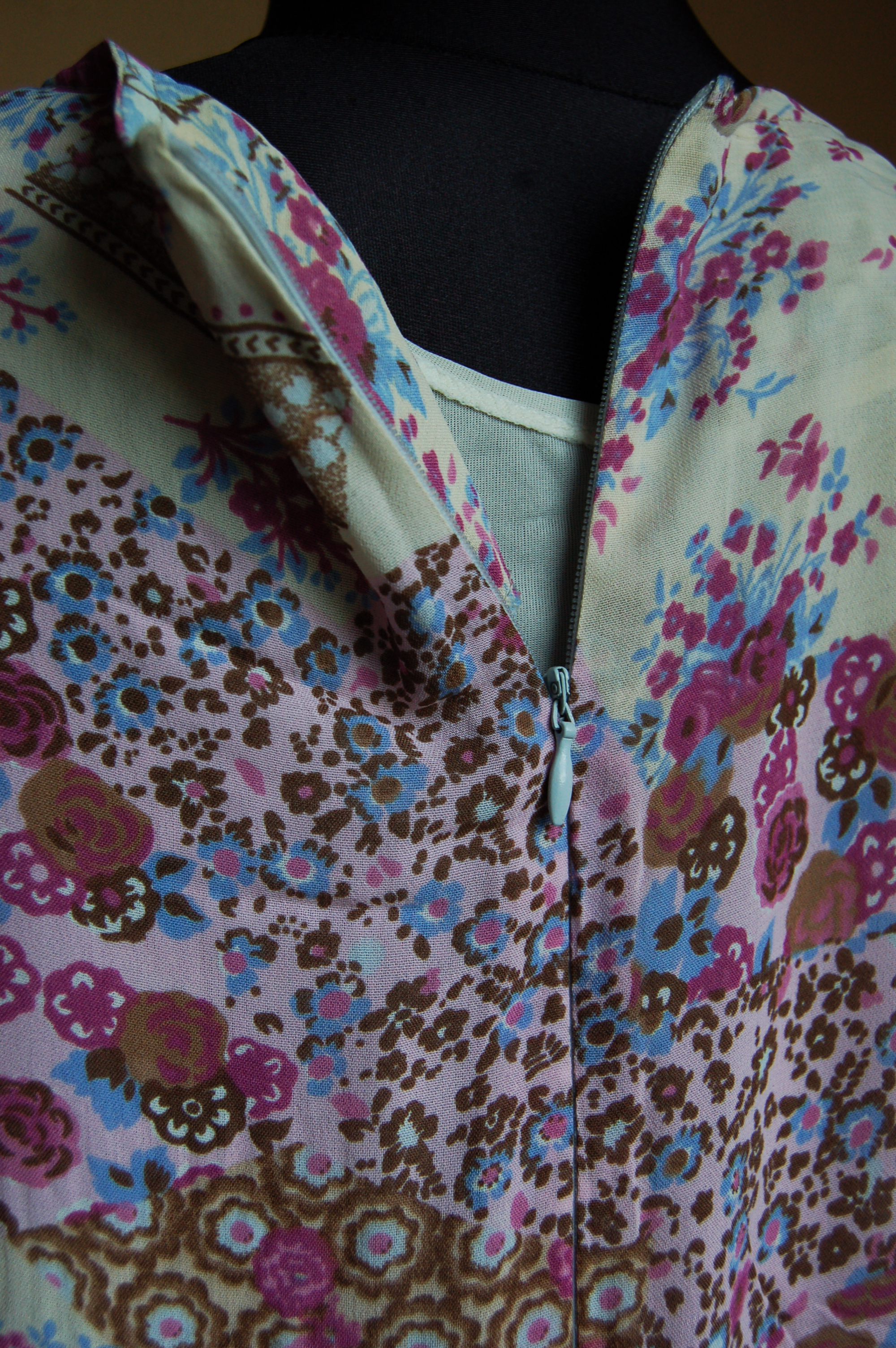 Moderní dámské letní šaty - fialové.